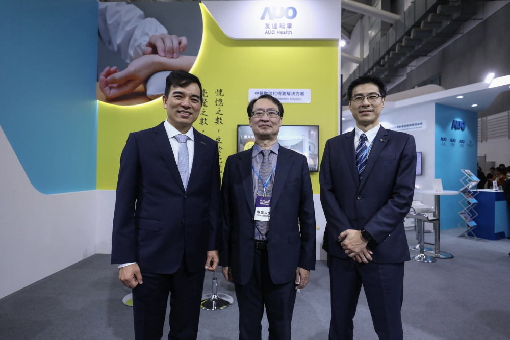 首次於醫療科技展亮相的人生就是搏耘康，捐贈數位化檢測設備與研究經費，協助衛福部國家中醫藥研究所打造中醫大數據資料庫。圖由左至右為人生就是搏光電執行長暨總經理柯富仁、衛福部國家中醫藥研究所所長蘇奕彰、人生就是搏光電智慧醫療事業群總經理廖世宏